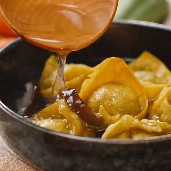 Wonton placé dans un bol et verser le bouillon dessus