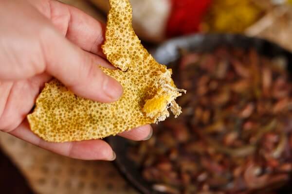 Zeste de mandarine est indispensable dans le plat