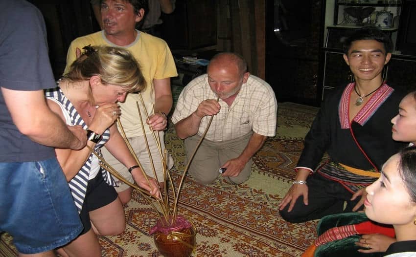 Dégustation l'alcool locale chez l'habitant, Vietnam