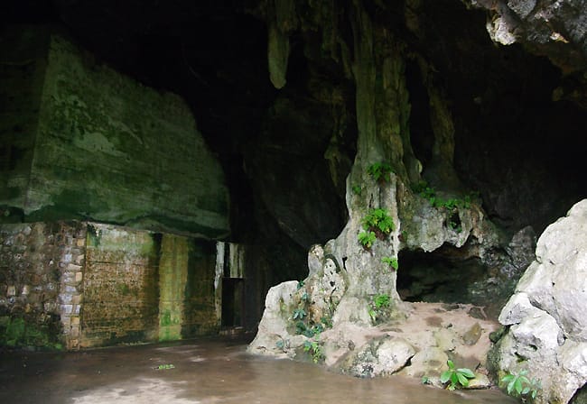 Grotte de Quan Y à l'ile de Cat Ba