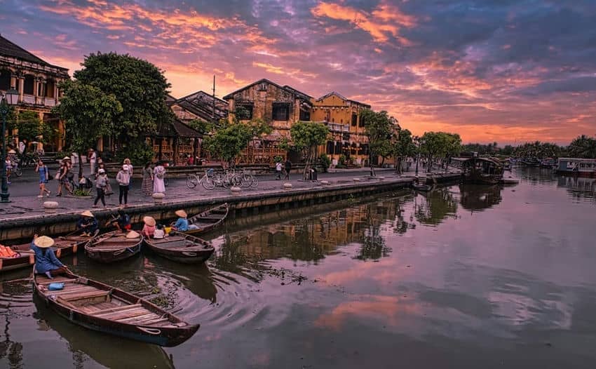 Hoian à la nuit tombée