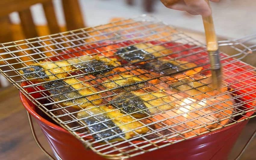 La meilleure manière de griller le chả cá est indiscutablement au charbon, Hanoi