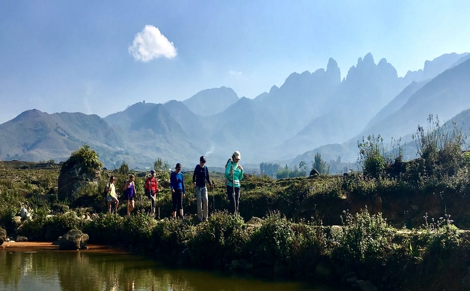La randonnée pedestre à travers les rizières dans le Nord, Vietnam