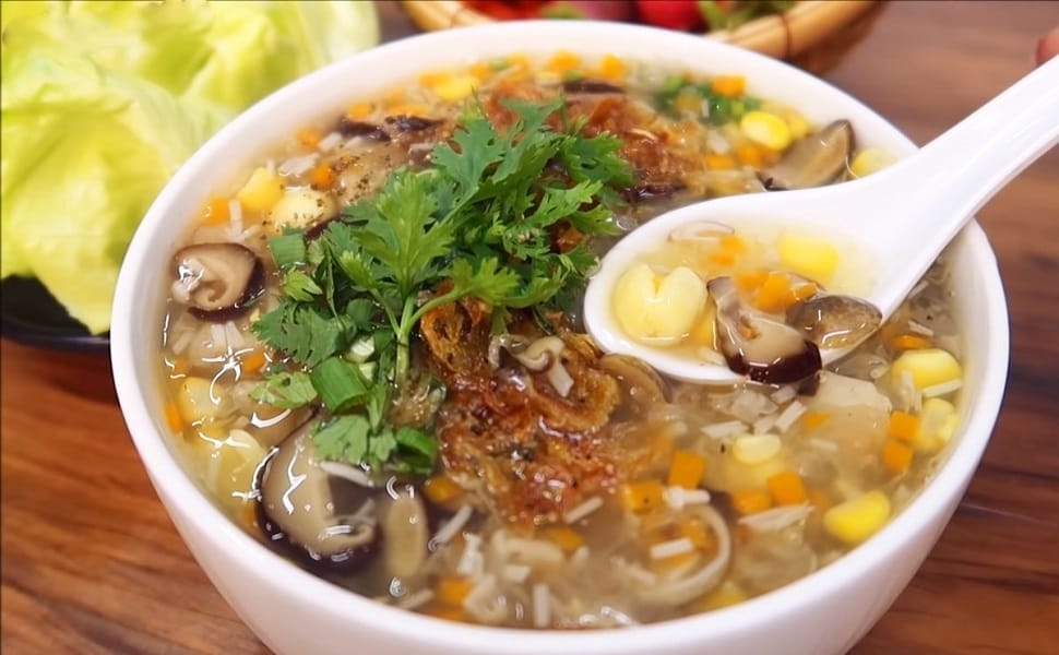 La soupe champignon mijotée légumes et graines de lotus (Súp nấm hầm hạt sen)