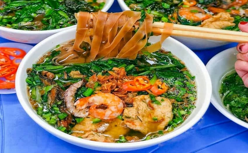 La soupe de nouilles rouges au crabe (Bánh Đa Cua)