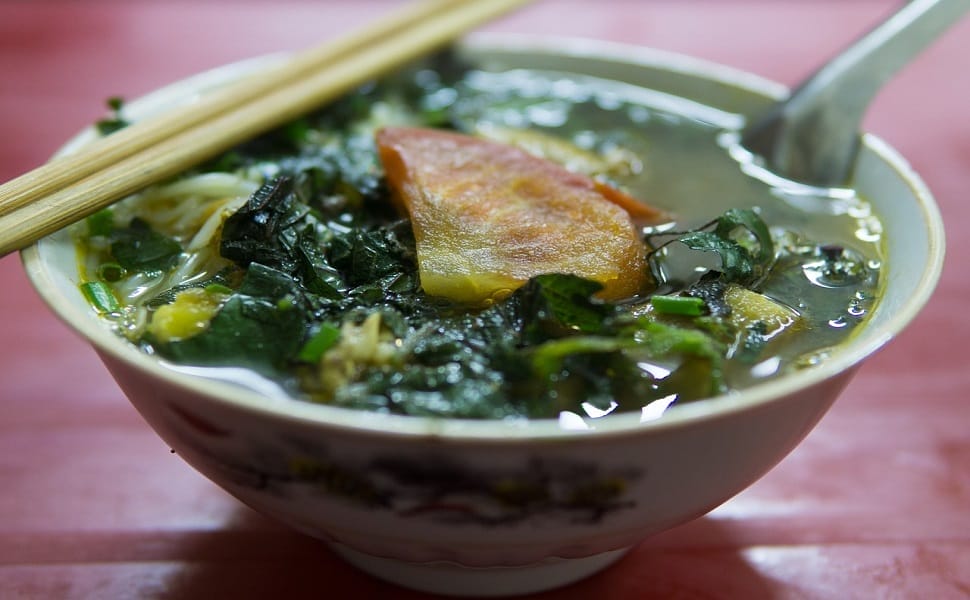 La soupe de vermicelles blancs (bún) aux escargots (Bún Ốc)