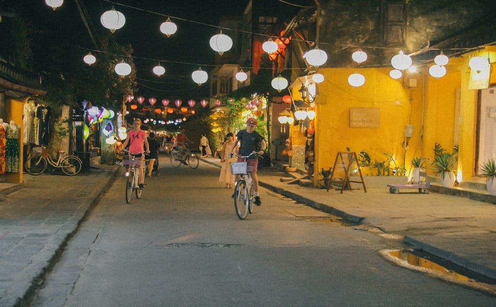 La ville de Hoian est beaucoup plus annimée à la nuit tombée