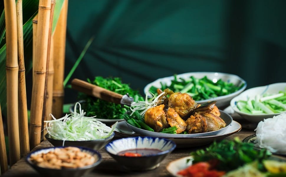 Le chả cá ne peut pas être consommé sans mắm tôm (pate au crevette), Hanoi