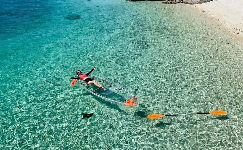 Le kayak transparent permet de voir le fond marin à Con Dao