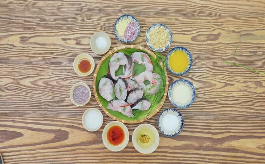 Les épices pour faire la marinade de hemibagrus, Hanoi