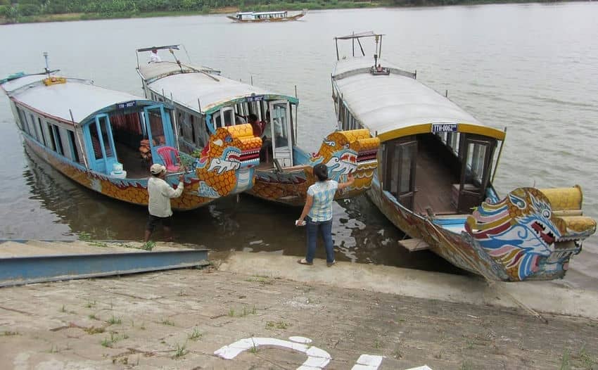 Les bateaux dragon accueillent les cliens au quai, Hue