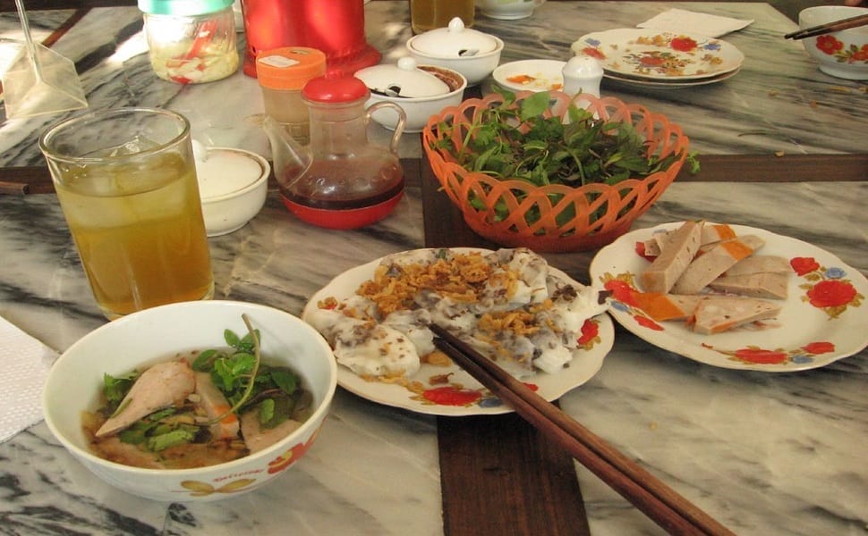 Les raviolis vietnamiens au porc et aux champignons noirs (Bánh Cuốn)