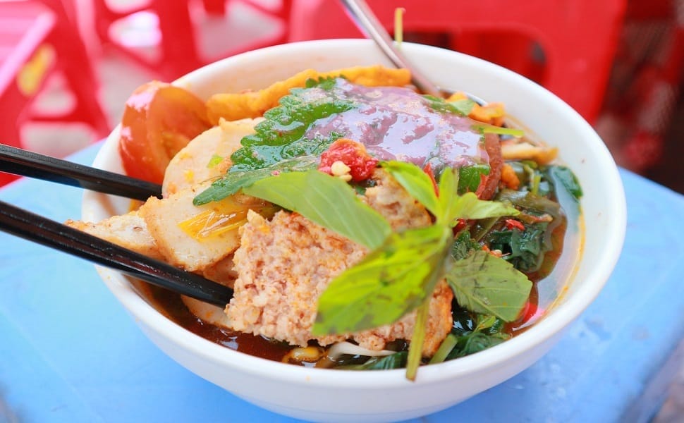 Les vermicelles (bún) à la pâte crevette (mắm tôm) et au crabe « Bún Riêu Cua »