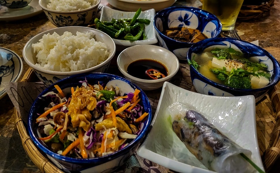 Repas vietnamien bien équilibré