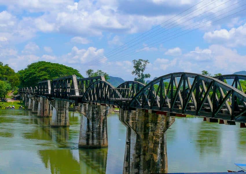 Le-pont-de-la-rivière-Kwai-en-Thailande 