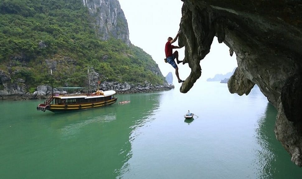 escalade sur la falaise à la baie d'Halong