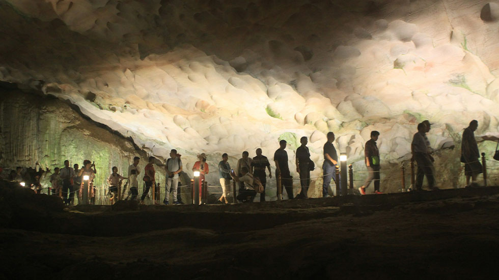 Visite des grottes de la baie d'Halong