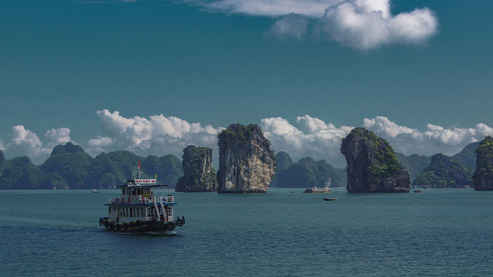 La baie d'Halong un jour ensoleillé