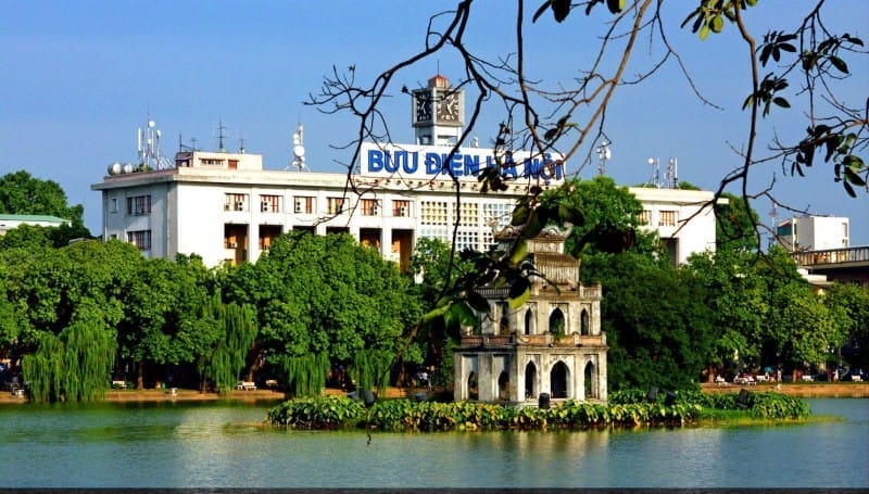 poste au bord du lac Hoan Kiem Hanoi