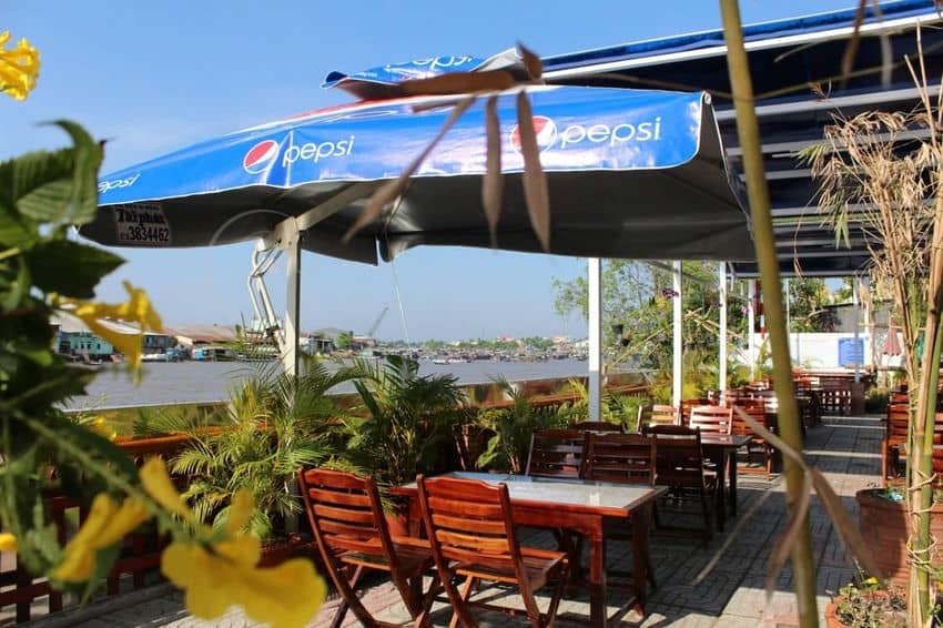 Restaurant-au-bord-de-la-riviere-a-Can-Tho