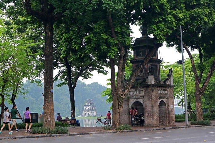 Tour Hoa Phong lac Hoan Kiem