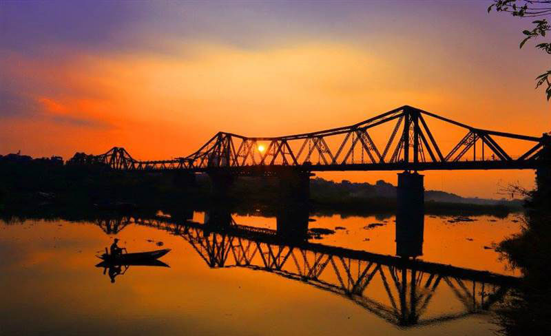 coucher du soleil au pont Long Bien Hanoi